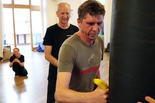 Autor Jens Karstens mit einer Banane am Boxsack banane_boxen
