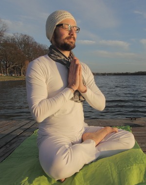 Yoga als Weg der Entspannung Yoga: "Lotussitz am See"